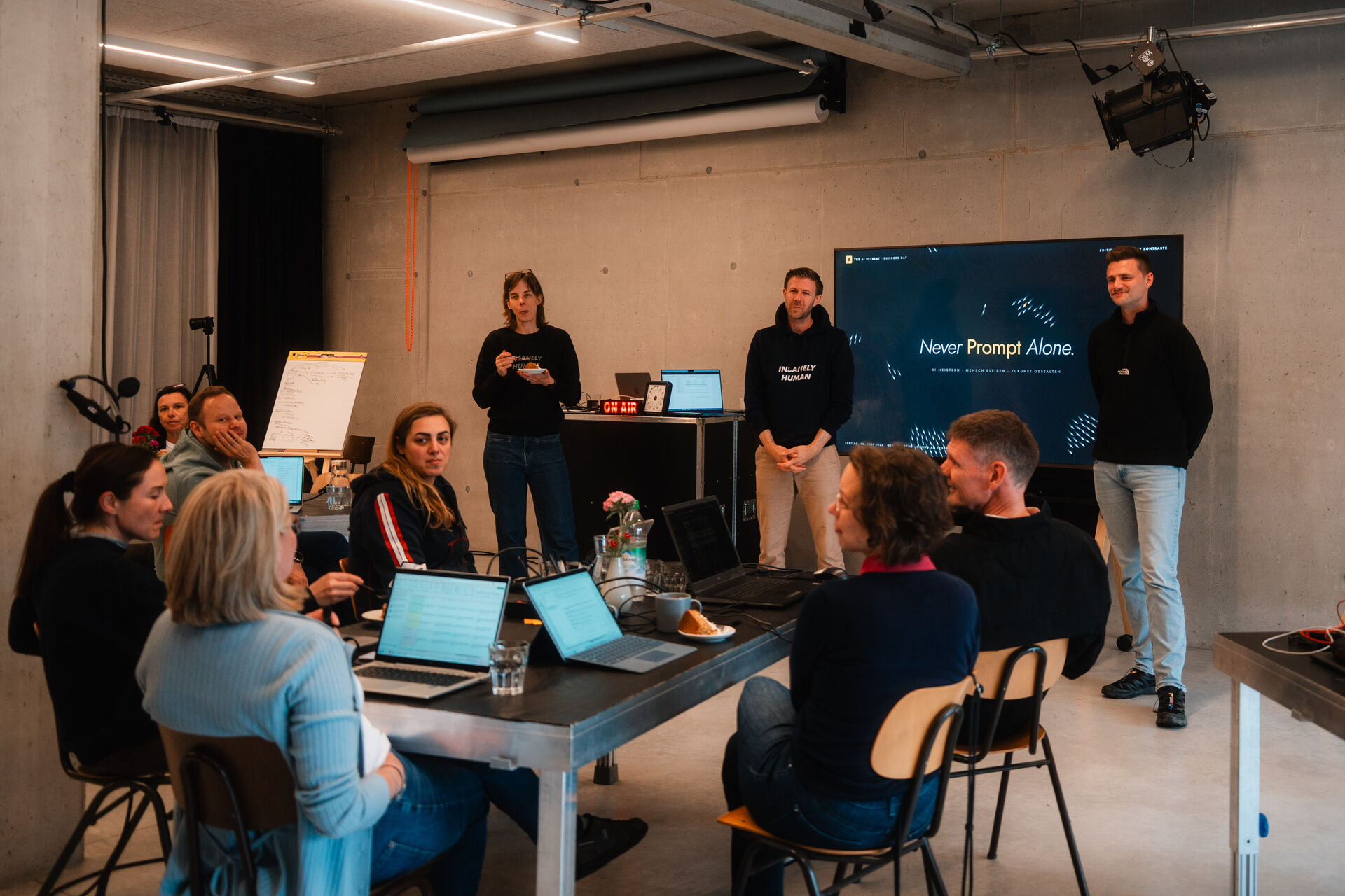 Teilnehmende bauen in Peer Groups beim AI Builders Day